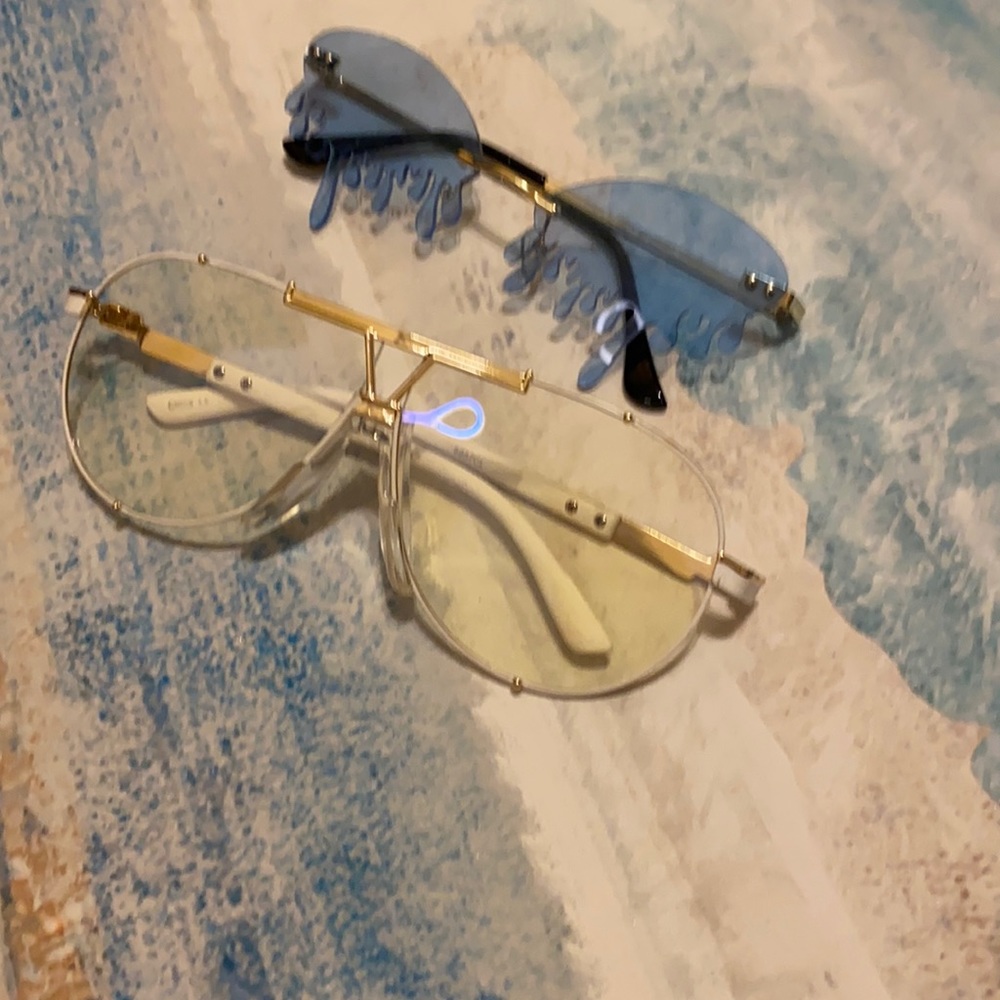 2 one sized glasses